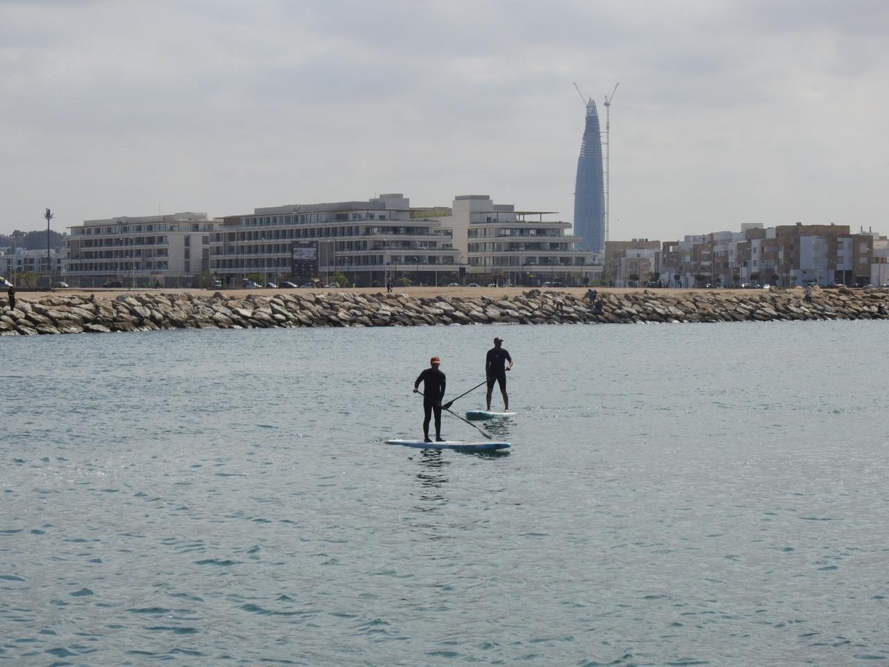 Deux pratiquants de stand up paddle devant Rabat